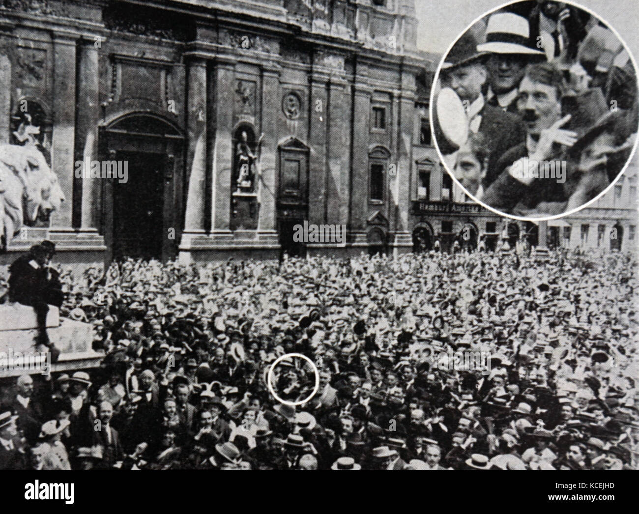 Foto zeigt Adolf Hitler in einer Menschenmenge, die von München Fotograf Heinrich Hoffmann, auf einer Kundgebung zur Unterstützung der Krieg gegen Russland in der Münchner Odeonsplatz am 2. August 1914. Adolf Hitler (1889-1945), Führer der Nsdap, Bundeskanzler der Bundesrepublik Deutschland von 1933 bis 1945 Stockfoto