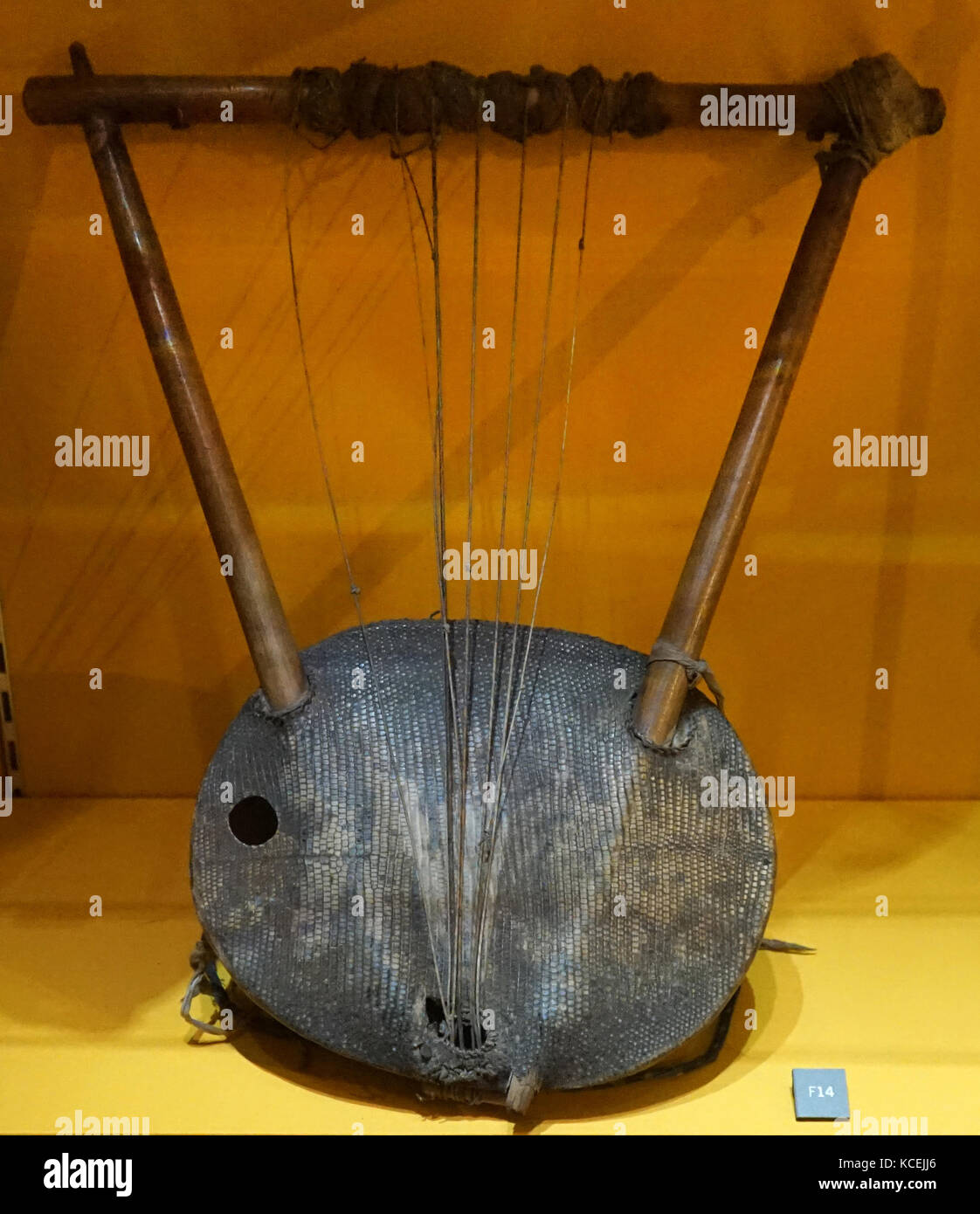 Musical Instrument bezeichnet eine Leier aus Uganda, Ostafrika, von Gertrude Benham. ca. 1900 gesammelt Stockfoto