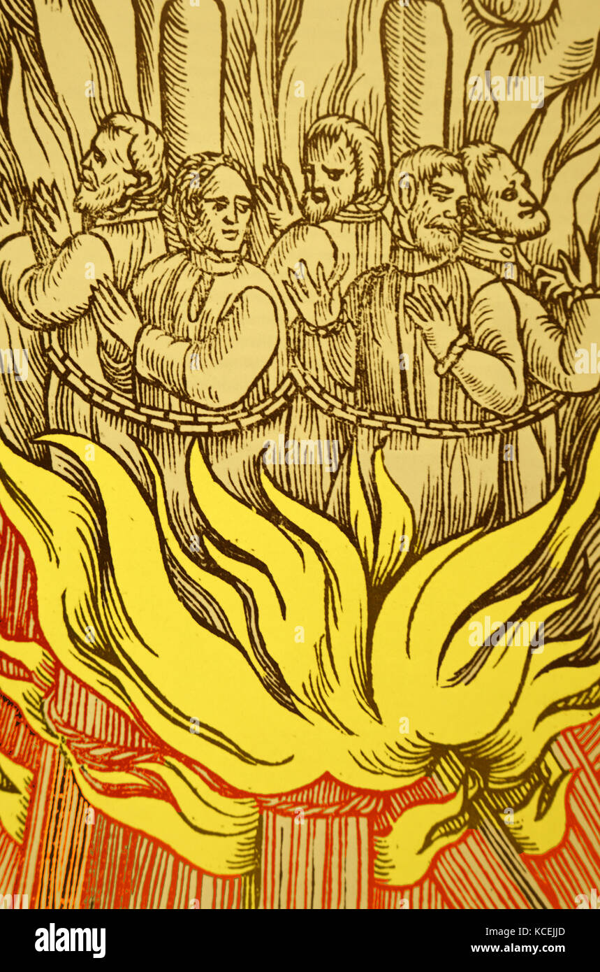 Kupferstich mit der Darstellung der Verfolgung durch Verbrennen von evangelischen Märtyrer in England während der Herrschaft der katholischen Königin Mary Tudor. Ca. 1553-1558 Stockfoto