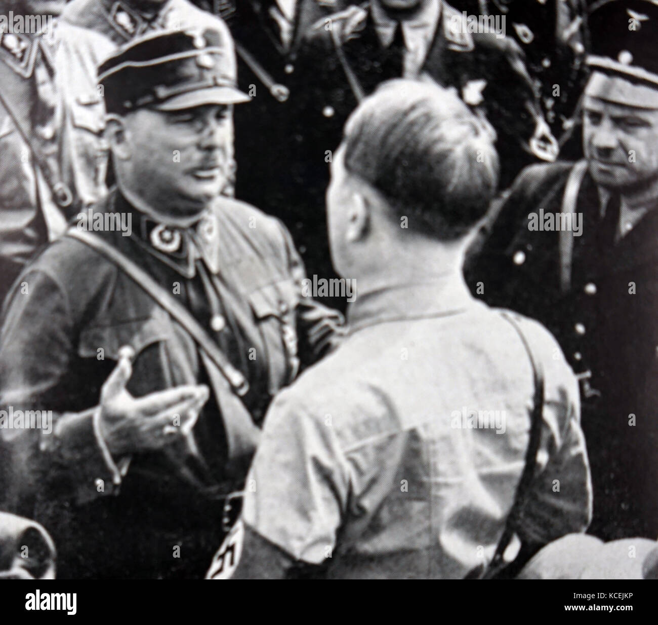 1933. Ernst Rohm (links) Gespräch mit Adolf Hitler (1889 - 1945) der Führer der Nsdap. Ernst Rohm (1887 - 1934) war ein deutscher Offizier und Gründungsmitglied der Nsdap. Er war ein enger Freund und Verbündeter von Adolf Hitler. 1934 war er in der Nacht der langen Messer ausgeführt. Stockfoto