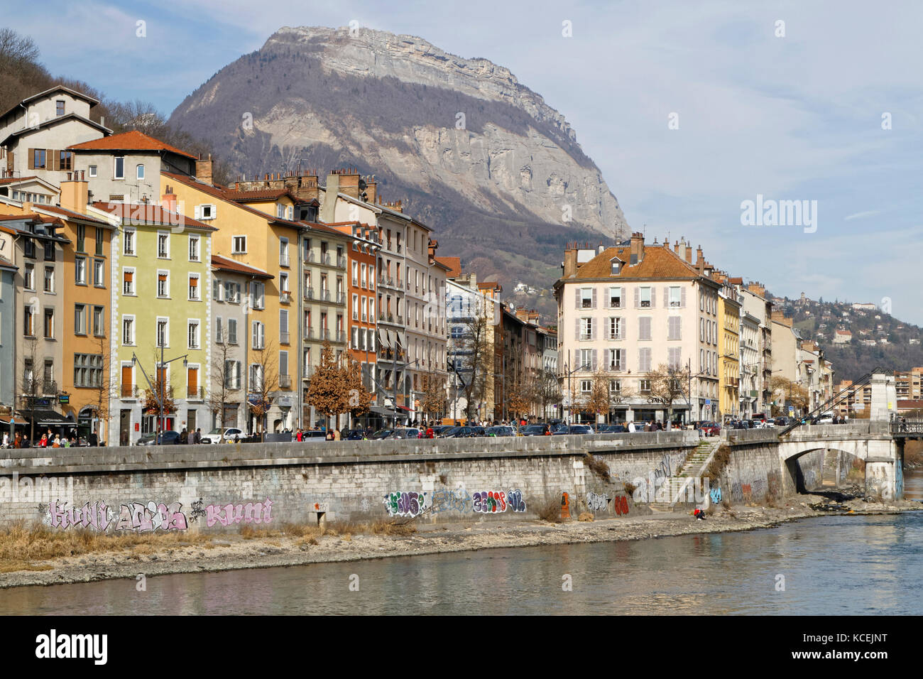 GRENOBLE, FRANKREICH, 26. Februar 2017 : Fluss Isere im Stadtzentrum. Am Fuße der französischen Alpen wirbt die Stadt als die "Hauptstadt der Al Stockfoto