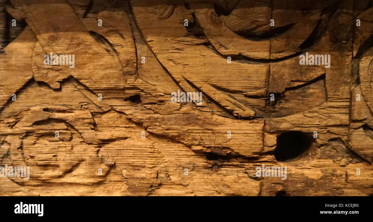 Geschnitzt panel, vermutlich aus dem 15. Jahrhundert. Mai ursprünglich in einer Kirche gewesen. Das Schnitzen besteht aus großen Ranken zusammen mit Zweige und Blätter, in denen ein Löwe verstrickt ist. Es hat die Eigenschaften des isländischen Stil in der viel älteren Buchmalereien, auf geschnitzte Hörner und Gegenstände aus Metall. Stockfoto
