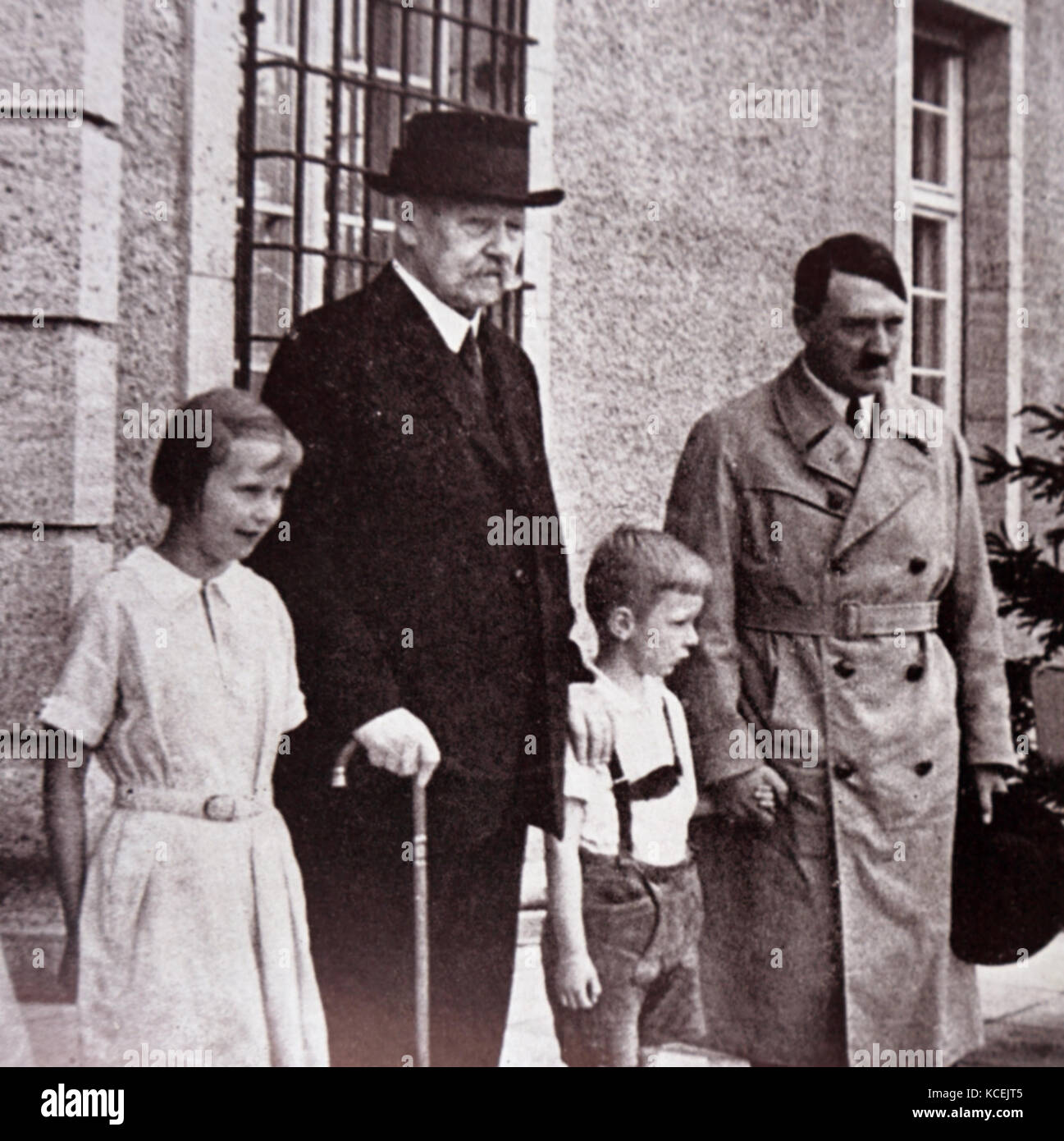Paul von Hindenburg (Präsident von Deutschland) mit seinen Enkelkindern und Adolf Hitler (Bundeskanzler). 1933 Stockfoto
