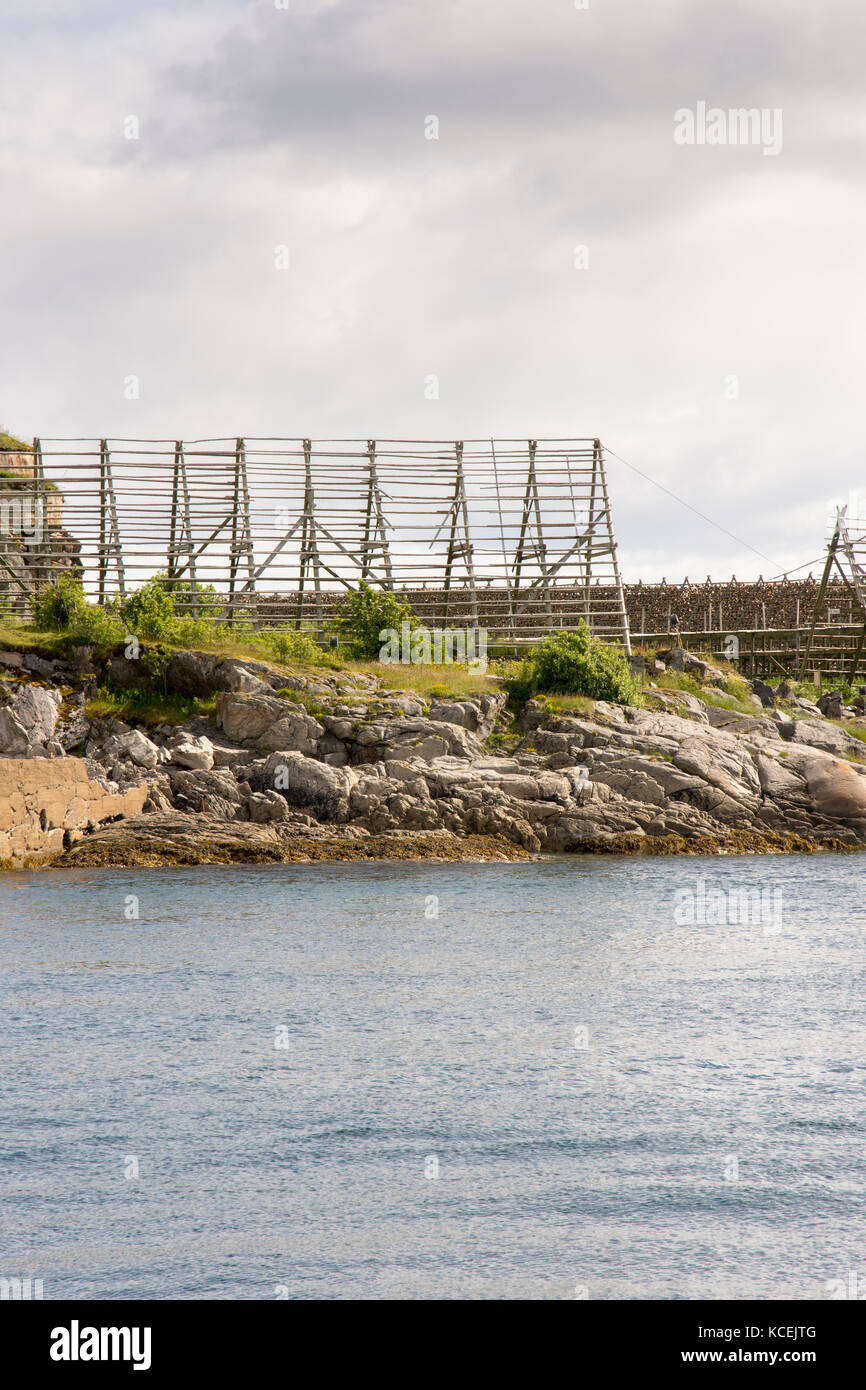 Übersicht von Regalen für die Trocknung Stockfisch im Lofoten in Norwegen Stockfoto