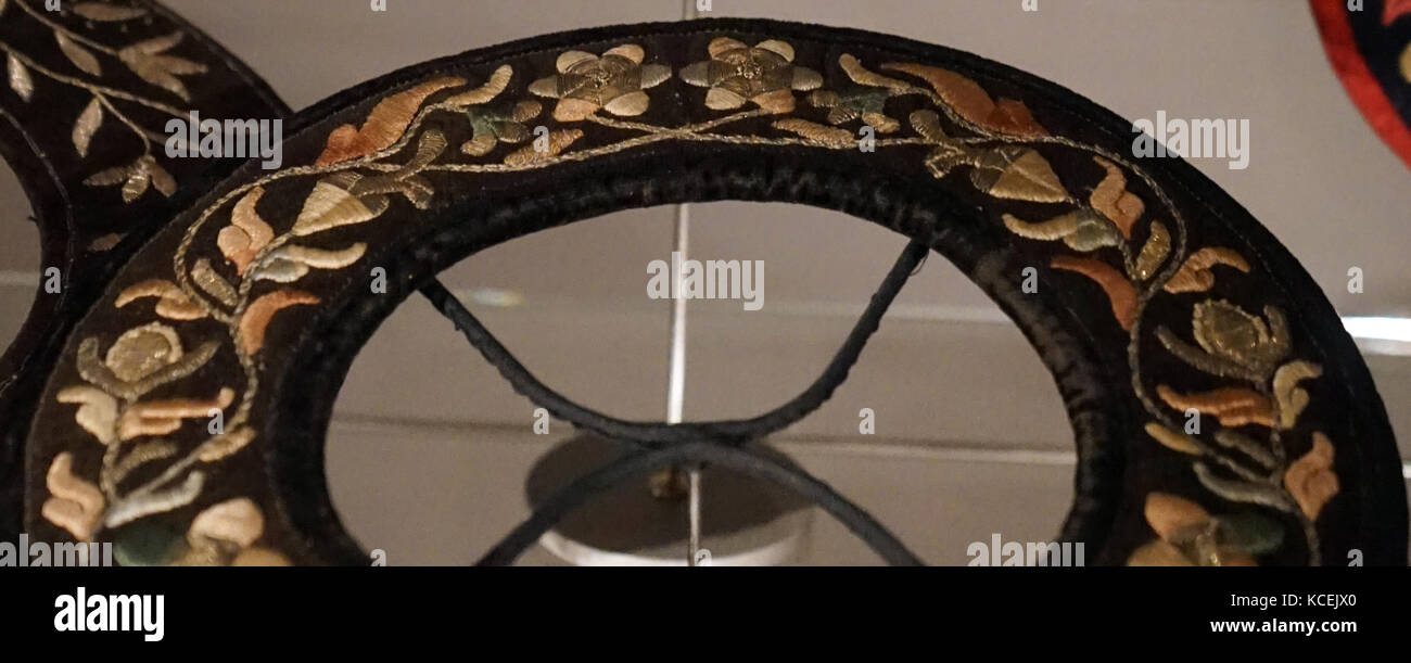 Isländisch, 18. Jahrhundert, traditionelle, Damen, formelle Kleidung. Aus importierten Stoffen in Gold oder Silber bestickt. Halsband Kostüm ist eine alte Stil Frauen, mit Metallgewinde Stickerei verziert, Metallgewinde Klöppelspitze und Perlen. Stockfoto