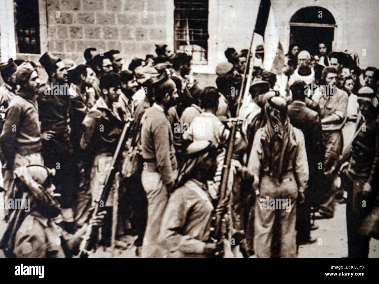 Foto Jüdischer Hagana Truppen durch arabische Wachen umgeben zu sein, nach der Kapitulation der jüdischen Viertel in der Altstadt von Jerusalem. Vom 20. Jahrhundert Stockfoto