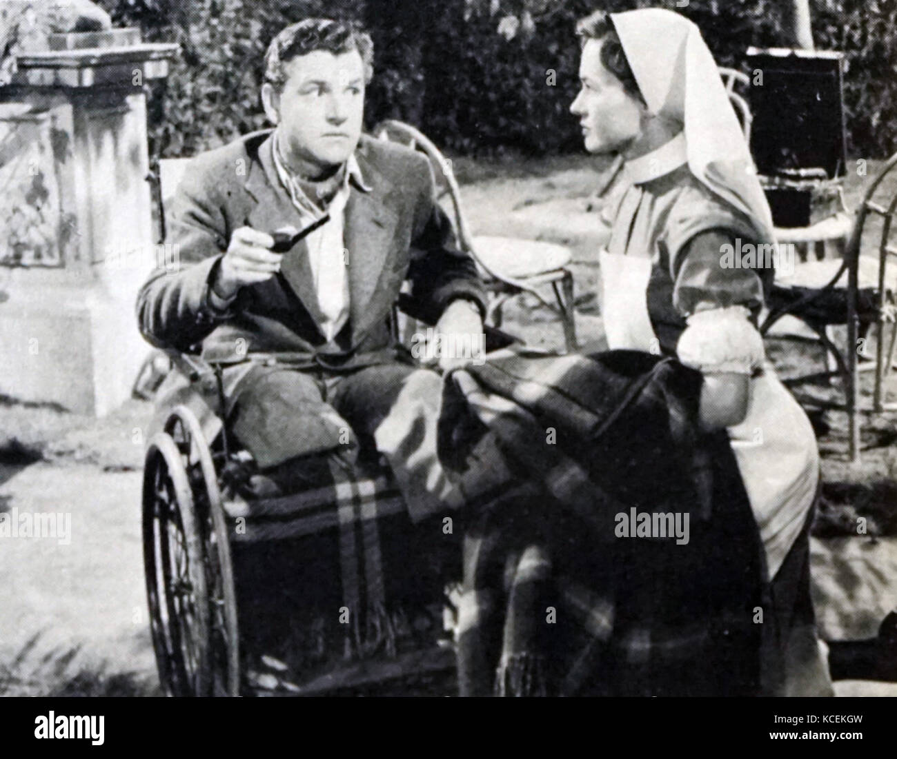 Szenenfoto aus "Reach für die Sky' starring Kenneth Mehr (1914-1982) einen englischen Film- und Theaterschauspieler und Dorothy Alison (1925-1992) eine australische Bühnen-, Film- und Fernsehschauspielerin. Vom 20. Jahrhundert Stockfoto