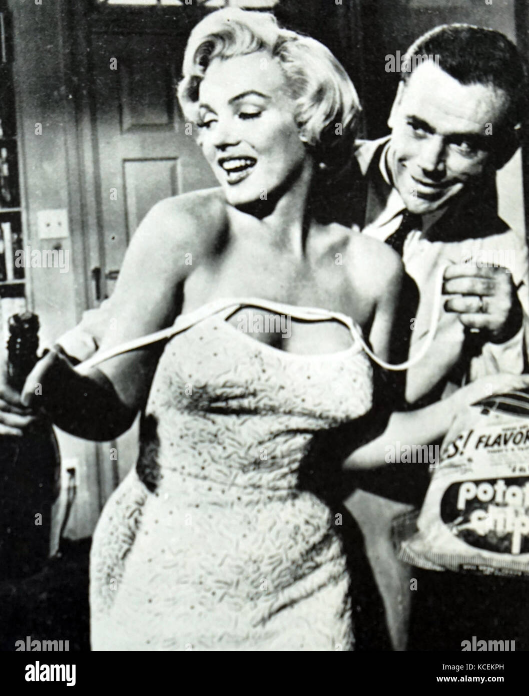 Szene aus "Das verflixte Siebte Jahr" mit Marilyn Monroe (1926-1962) eine US-amerikanische Schauspielerin und Tom Ewell (1909-1994), ein amerikanischer Film, Bühne und Schauspieler. Vom 20. Jahrhundert Stockfoto