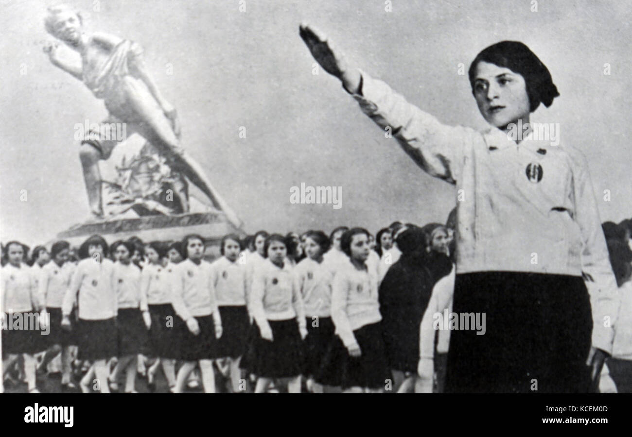 Foto von einem Mitglied der Hitlerjugend salutierte. Vom 20. Jahrhundert Stockfoto