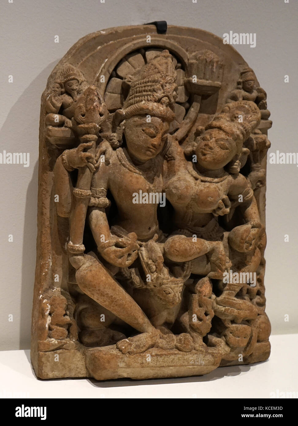 Statue von Shiva und Parvati. Shiva ist der Gott der Schöpfung, Zerstörung, Regeneration, Meditation, Kunst, Yoga und Moksha bekannt. Parvati ist als Göttin der Fruchtbarkeit, der Liebe und der Hingabe bekannt; sowie der göttlichen Kraft und Stärke. Vom 12. Jahrhundert Stockfoto