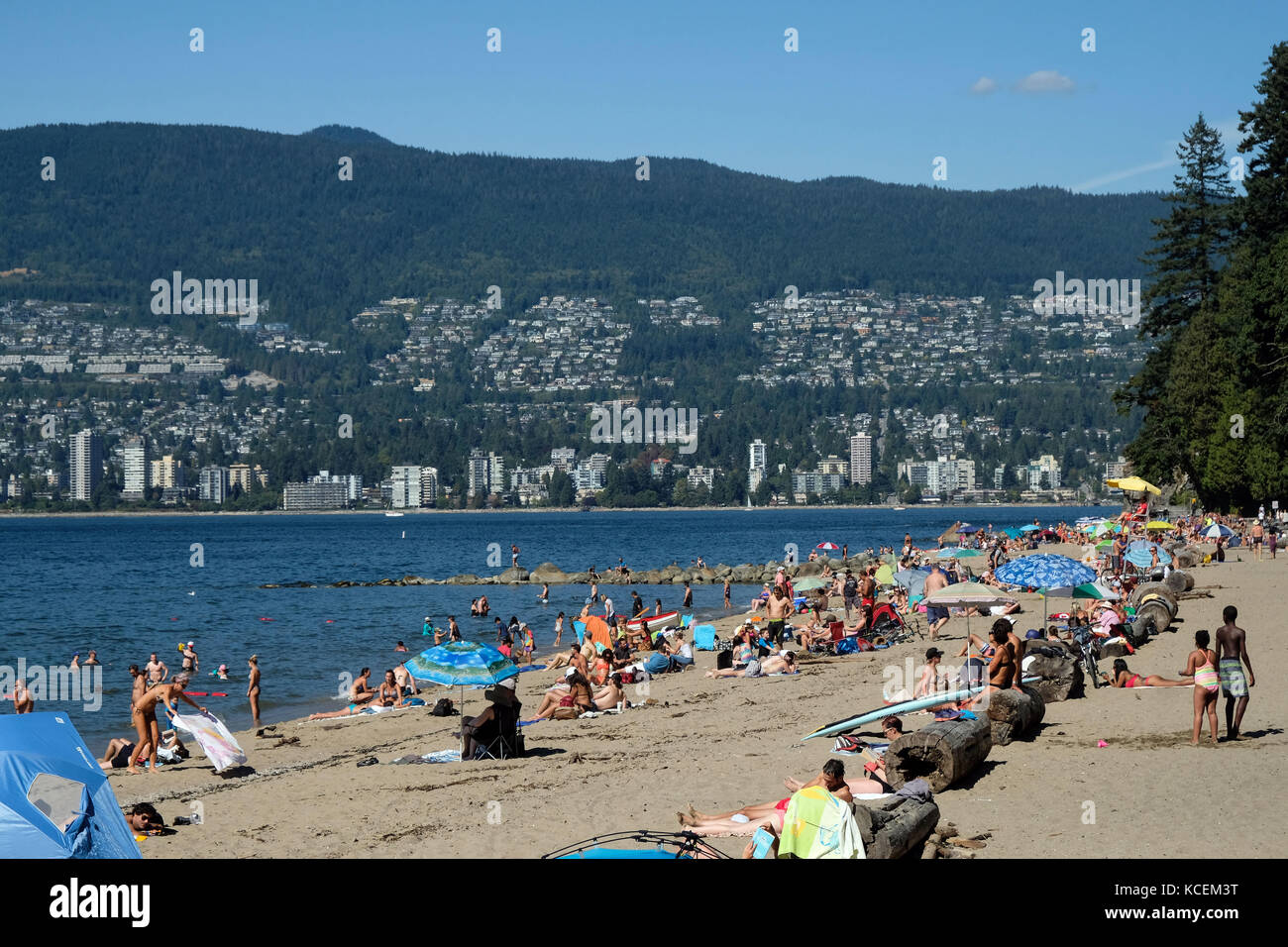 Menschen Bad in der Sonne auf einem sonnigen Sommertag an Dritte Strand in Vancouver, British Columbia, Kanada. Stockfoto