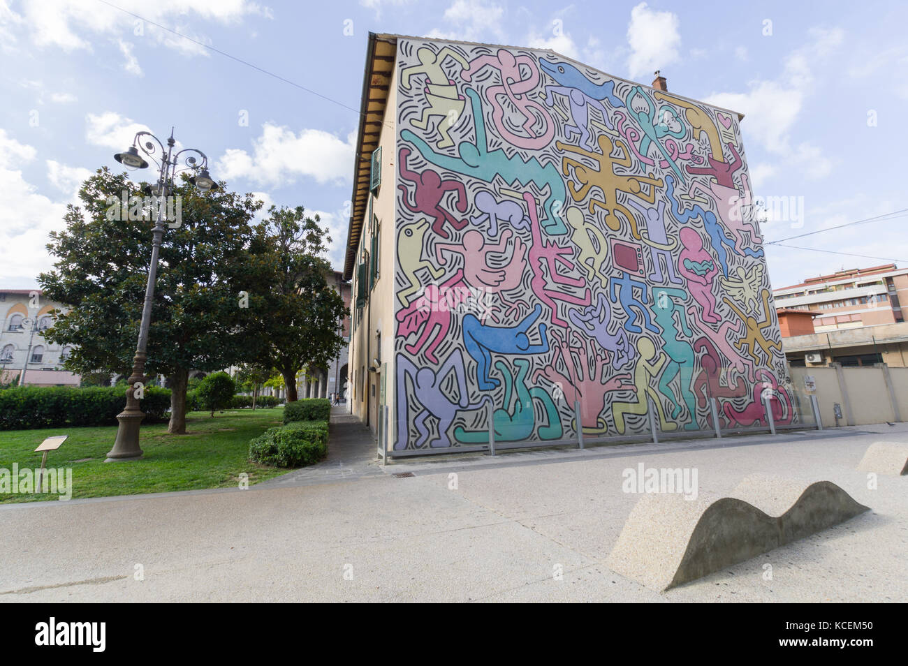 Pisa (Italien) - das Wandgemälde 'Tuttomondo', das 1989 vom berühmten amerikanischen Künstler Keith Haring gemalt wurde Stockfoto