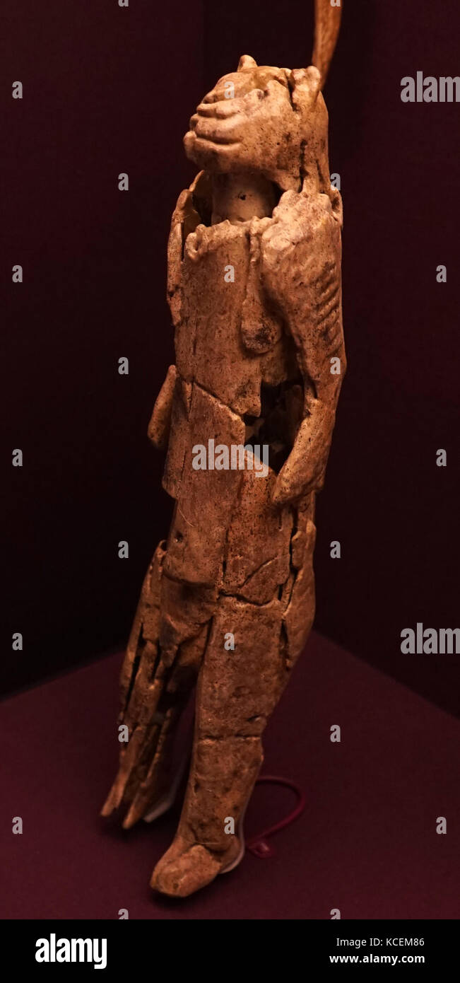 Geschnitzten Mammutelfenbein in der Form eines Löwen - mann abbildung aus Deutschland. Vom 50. Jahrhundert v. Chr. Stockfoto