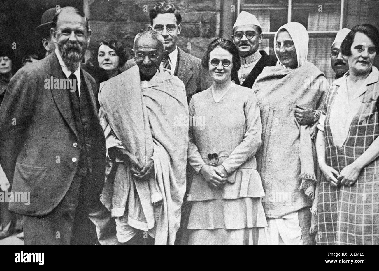 Gruppenfoto in Marseille in Frankreich 1931: C.F. Andrews, Gandhi, Miss Muriel Lester, Mahadev Desai, Madeleine Slade (Mirabehn), Pyarelal und einen Englischen Freund. Mohandas Gandhi (1869 - 1948) war der bedeutendste Führer der indischen Unabhängigkeitsbewegung in Britisch - Indien regiert. Stockfoto