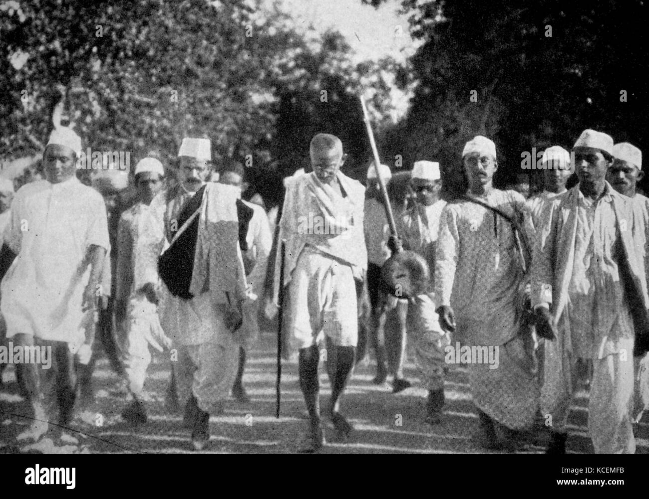 Die Szenen während Mahatma Gandhi's berühmten Salz März. Dieser Marsch zu Fuß zum Meer Küste bei Dandi, am Vorabend der Salz Satyagraha, 1930. Diese friedlichen Widerstand war Teil von Gandhis gewaltfreien Widerstand gegen die britische Herrschaft in Indien Stockfoto
