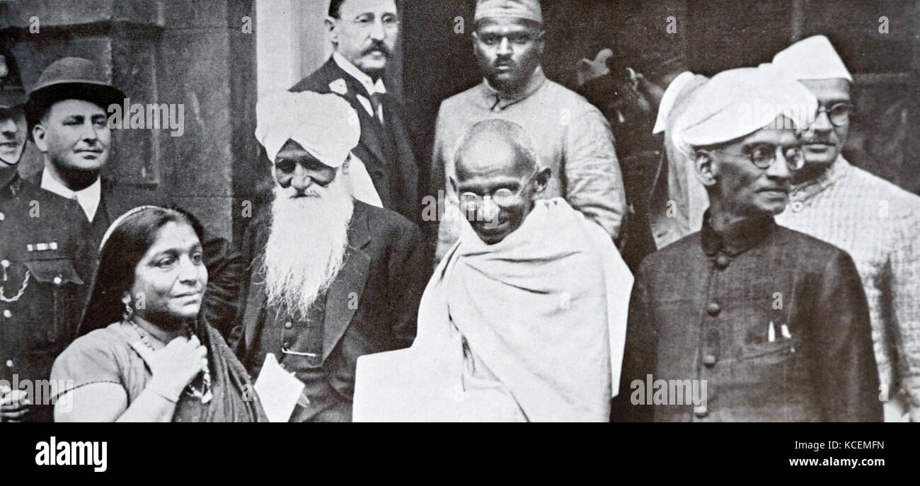 Mahatma Gandhi auf dem Weg zu einer Sitzung der Zweiten Konferenz am runden Tisch über Indien 1931; mit ihm sind Sarojini Naidu, Prabhashankar Pattani, A. Rangaswami Iyengar und Mahadev Desai. Gandhi (1869 - 1948) war der bedeutendste Führer der indischen Unabhängigkeitsbewegung in Britisch - Indien ausgeschlossen Stockfoto
