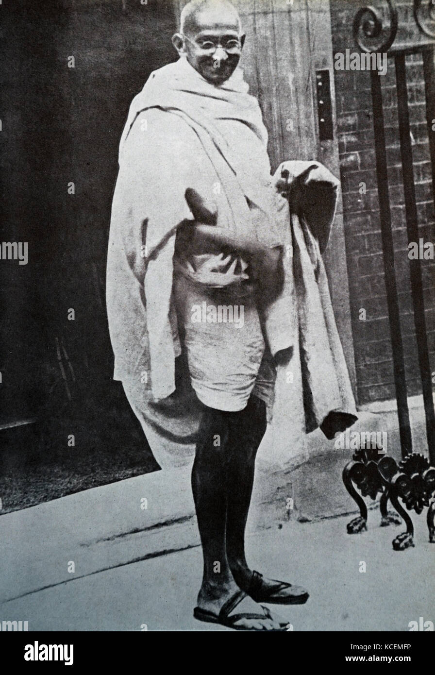 Mahatma Gandhi an der Nummer 10, Downing Street, London, nach einem Treffen mit dem britischen Premierminister, Ramsay Macdonald. Mohandas Gandhi (1869 - 1948) war der bedeutendste Führer der indischen Unabhängigkeitsbewegung in Britisch - Indien ausgeschlossen Stockfoto