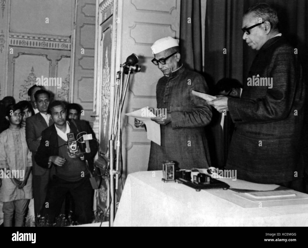 Charan Singh Vereidigung als Ministerpräsident von Uttar Pradesh 1967-68. Chaudhary Charan Singh (23. Dezember 1902 bis 29. Mai 1987) wurde der Premierminister der Republik Indien, vom 28. Juli 1979 bis 14. Januar 1980. Stockfoto