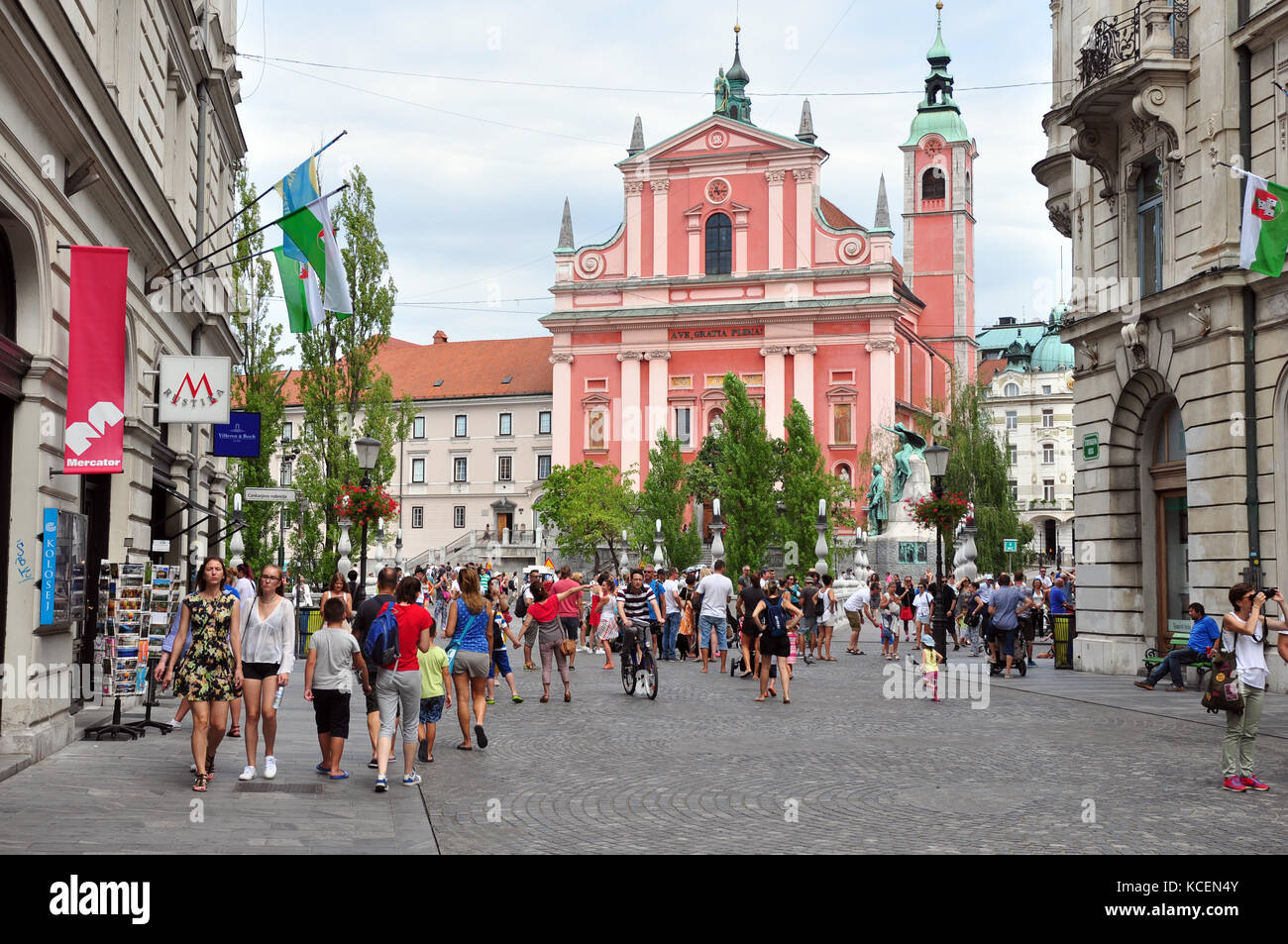 Die Hauptstraße von laibach mit der Kirche des Heiligen franziskus in laibach und der tromostovje in der sommerlichen Innenstadt Stockfoto