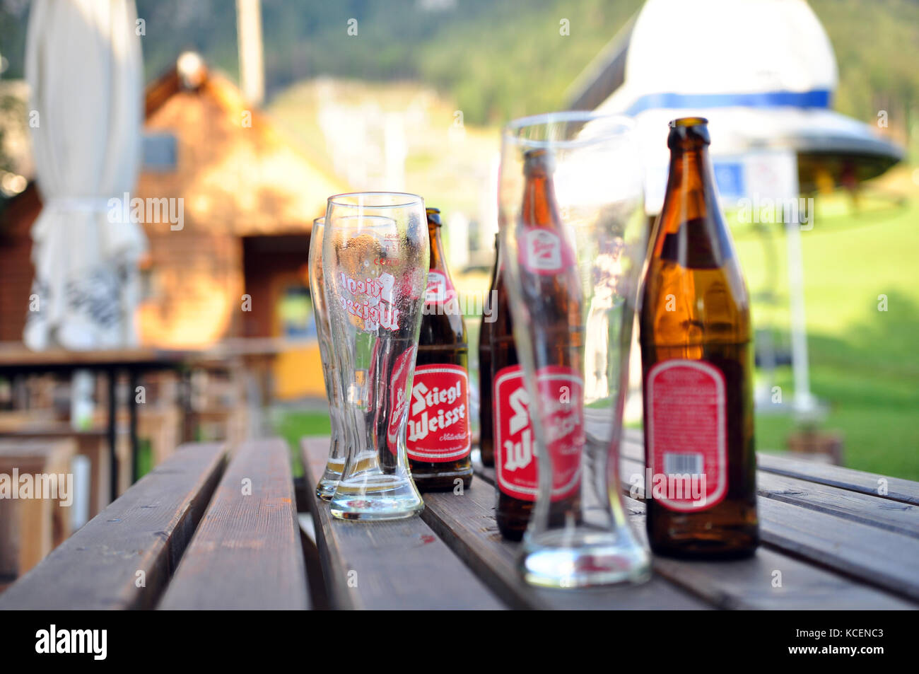 Bierflaschen und Gläser auf einem Picknicktisch Stockfoto