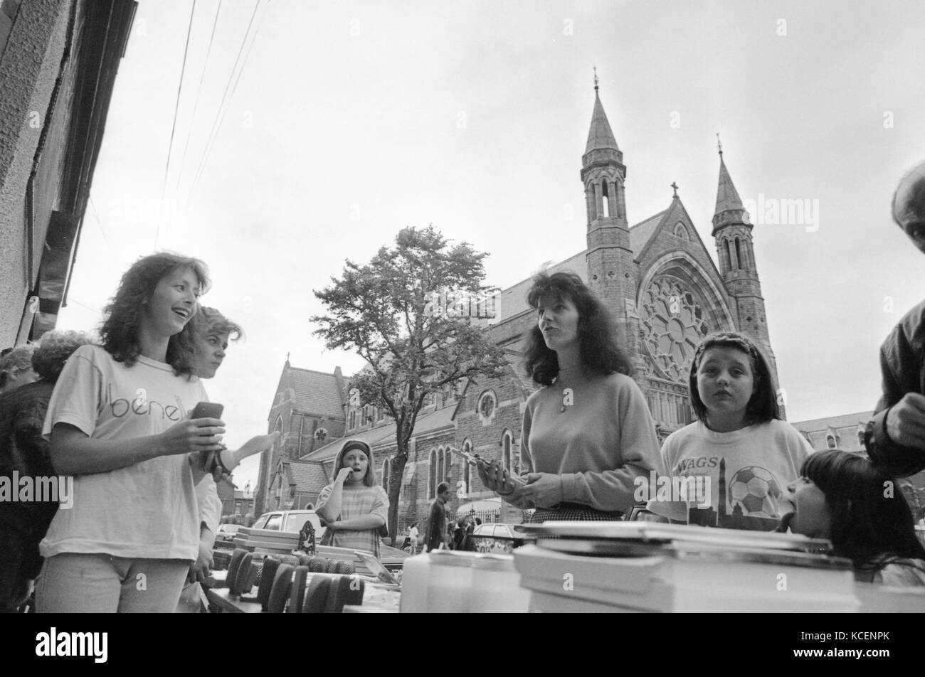 Eine Reihe von speziellen Schwarzweiß bilder während einer feierlichen Andacht im Juni 1992 an das Kloster clonard Belfast, Nordirland. clonard Kloster ist eine römisch-katholische Kirche und Kloster, gelegen an der Falls Road in Belfast, Nordirland. Der Komplex, der von der katholischen Redemptoristen Orden entwickelt wurde. Die Mitglieder dieser Orden wurde ursprünglich 1896 in Belfast. Sie zunächst eine kleine Dose Kirche auf dem Gelände der clonard House im Jahr 1897. Im Jahr 1890 ein Kloster war in diesem Boden eröffnet und 1911 wurde die Kirche des heiligen Erlöser auf dem Gelände eröffnet und ersetzte den Stockfoto