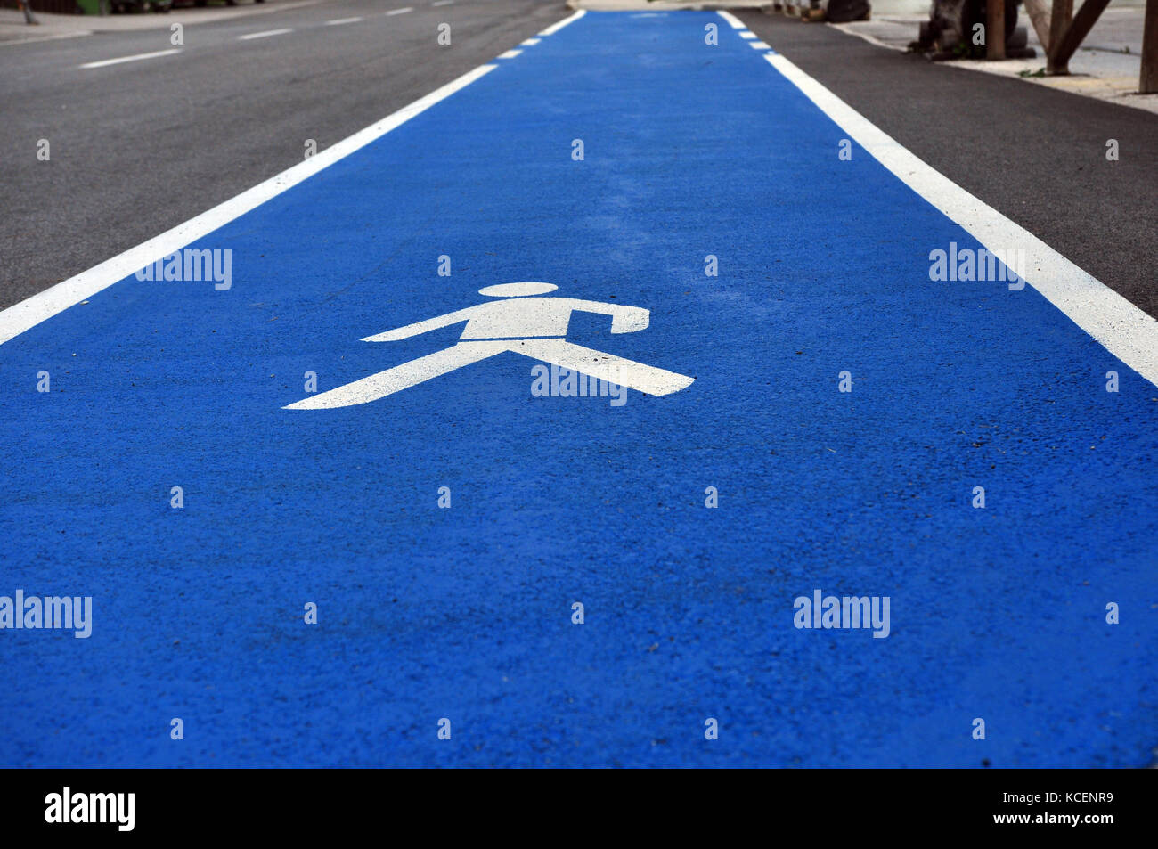 Blau Fußgängerzone Gehweg Stockfoto