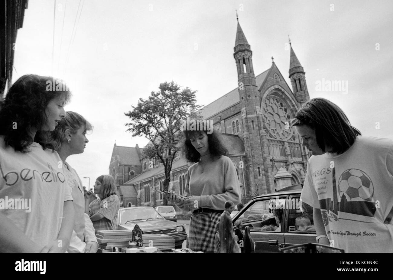 Eine Reihe von speziellen Schwarzweiß bilder während einer feierlichen Andacht im Juni 1992 an das Kloster clonard Belfast, Nordirland. clonard Kloster ist eine römisch-katholische Kirche und Kloster, gelegen an der Falls Road in Belfast, Nordirland. Der Komplex, der von der katholischen Redemptoristen Orden entwickelt wurde. Die Mitglieder dieser Orden wurde ursprünglich 1896 in Belfast. Sie zunächst eine kleine Dose Kirche auf dem Gelände der clonard House im Jahr 1897. Im Jahr 1890 ein Kloster war in diesem Boden eröffnet und 1911 wurde die Kirche des heiligen Erlöser auf dem Gelände eröffnet und ersetzte den Stockfoto