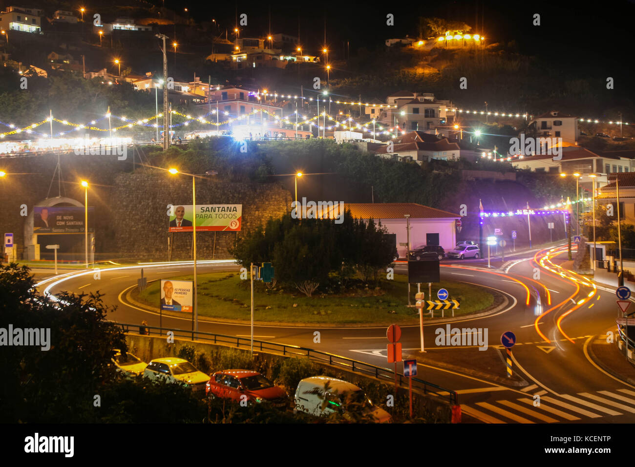 Leichte Wanderwege am Kreisverkehr bei Nacht Stockfoto