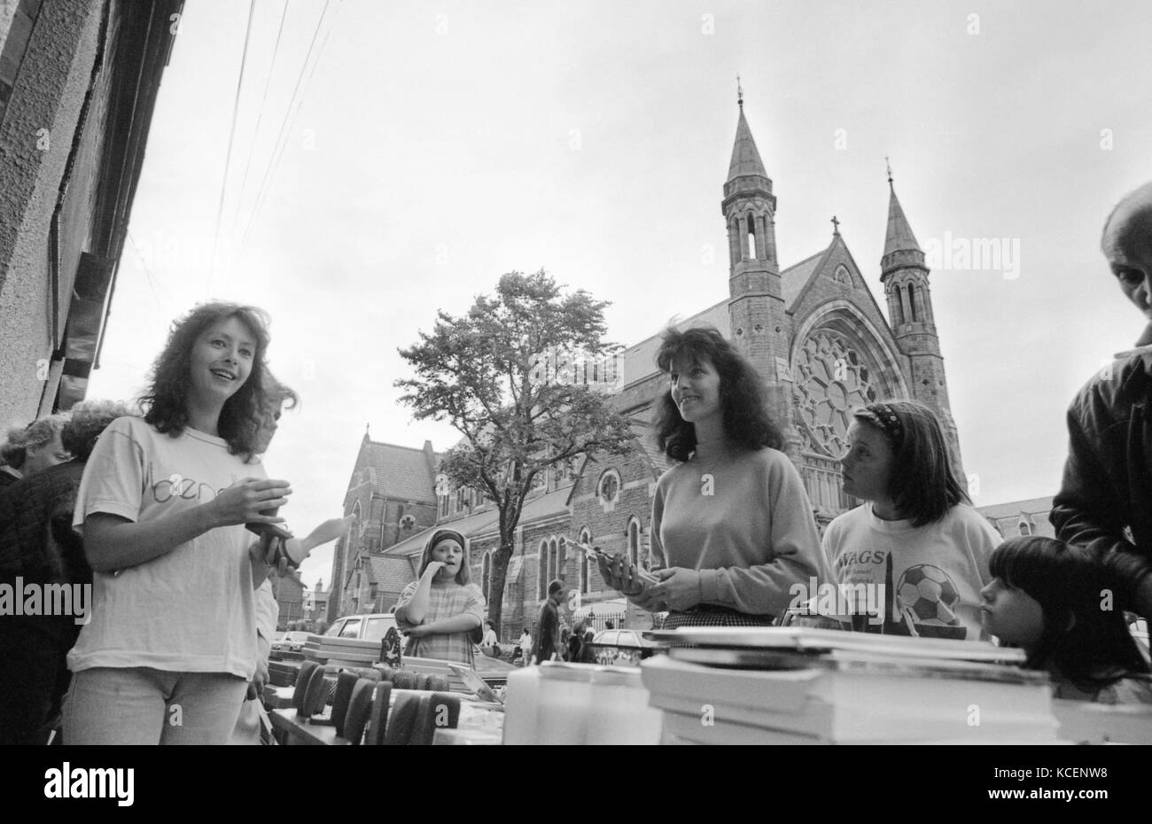 Eine Reihe von speziellen Schwarzweiß bilder während einer feierlichen Andacht im Juni 1992 an das Kloster clonard Belfast, Nordirland. clonard Kloster ist eine römisch-katholische Kirche und Kloster, gelegen an der Falls Road in Belfast, Nordirland. Der Komplex, der von der katholischen Redemptoristen Orden entwickelt wurde. Die Mitglieder dieser Orden wurde ursprünglich 1896 in Belfast. Sie zunächst eine kleine Dose Kirche auf dem Gelände der clonard House im Jahr 1897. Im Jahr 1890 ein Kloster war in diesem Boden eröffnet und 1911 wurde die Kirche des heiligen Erlöser auf dem Gelände eröffnet und ersetzte den Stockfoto