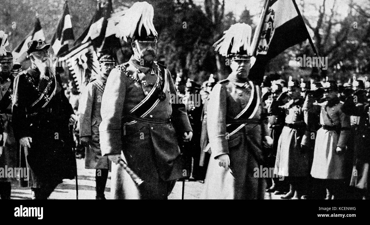 Foto von Kaiser Wilhelm II. (1859-1941), König von Preußen und Deutscher Kaiser, bei der Beerdigung von seiner ersten Frau Augusta Victoria von Schleswig-Holstein (1858-1921). Vom 20. Jahrhundert Stockfoto