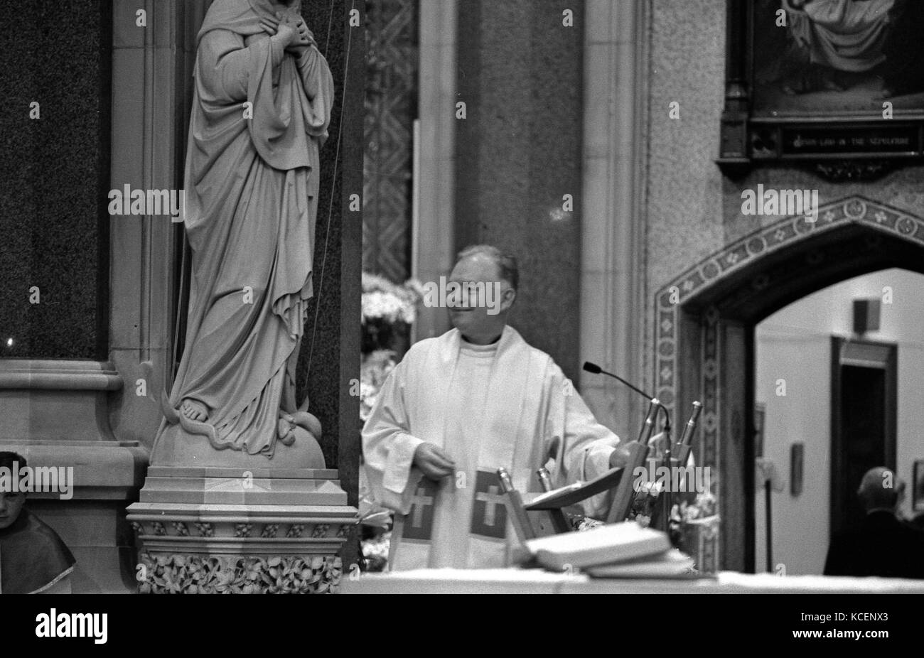 Eine Reihe von speziellen Schwarzweiß bilder während einer feierlichen Andacht im Juni 1992 an das Kloster clonard Belfast, Nordirland. clonard Kloster ist eine römisch-katholische Kirche und Kloster, gelegen an der Falls Road in Belfast, Nordirland. Der Komplex, der von der katholischen Redemptoristen Orden entwickelt wurde. Die Mitglieder dieser Orden wurde ursprünglich 1896 in Belfast. Sie zunächst eine kleine Dose Kirche auf dem Gelände der clonard House im Jahr 1897. Im Jahr 1890 ein Kloster war in diesem Boden eröffnet und 1911 wurde die Kirche des heiligen Erlöser auf dem Gelände eröffnet und ersetzte den Stockfoto