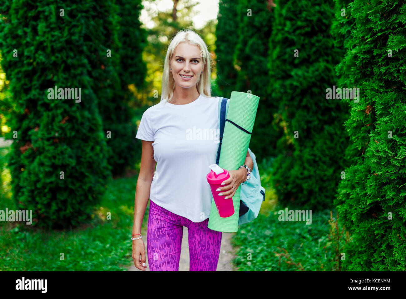 Bild des Sports Blondine mit Wolldecke Stockfoto