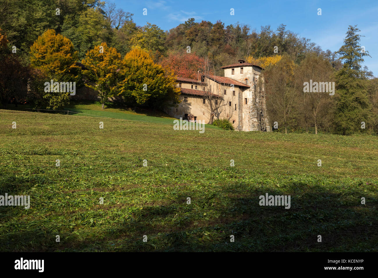 Herbstliche Farben im benediktinischen Monastero di Torba, in der Nähe von Castelseprio, Gornate Olona, Varese, Lombardei, Italien. Stockfoto