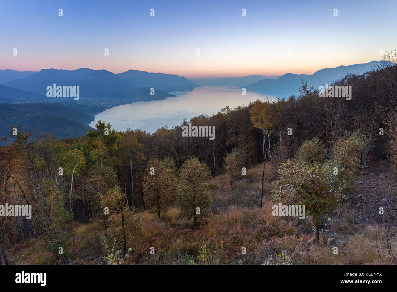 Blick auf den Sonnenuntergang am Lago Maggiore vom Aussichtspunkt des Giro del Sole Trail, Agra, Veddasca Tal, Varese Viertel, Lombardei, Italien. Stockfoto