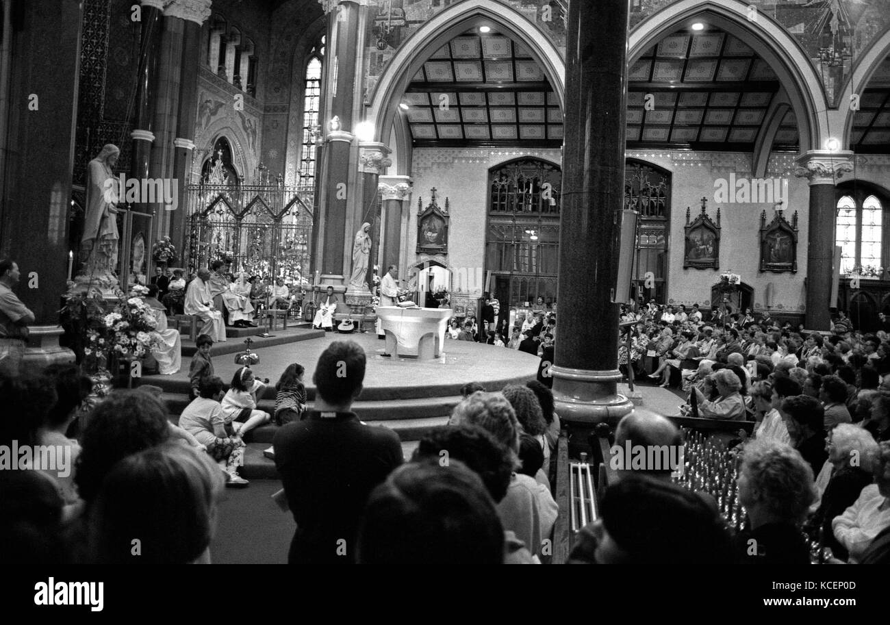 Eine Reihe von speziellen Schwarzweiß bilder während einer feierlichen Andacht im Juni 1992 an das Kloster clonard Belfast, Nordirland. clonard Kloster ist eine römisch-katholische Kirche und Kloster, gelegen an der Falls Road in Belfast, Nordirland. Der Komplex, der von der katholischen Redemptoristen Orden entwickelt wurde. Die Mitglieder dieser Orden wurde ursprünglich 1896 in Belfast. Sie zunächst eine kleine Dose Kirche auf dem Gelände der clonard House im Jahr 1897. Im Jahr 1890 ein Kloster war in diesem Boden eröffnet und 1911 wurde die Kirche des heiligen Erlöser auf dem Gelände eröffnet und ersetzte den Stockfoto