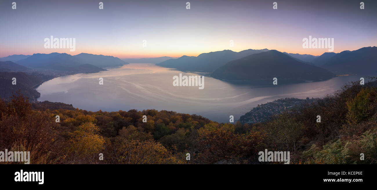 Blick auf den Sonnenuntergang am Lago Maggiore vom Aussichtspunkt des Giro del Sole Trail, Agra, Veddasca Tal, Varese Viertel, Lombardei, Italien. Stockfoto