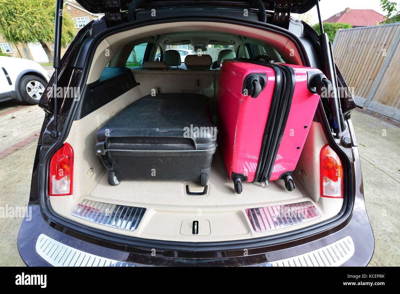 Koffer für einen Urlaub in einem Kombi verpackt. Stockfoto