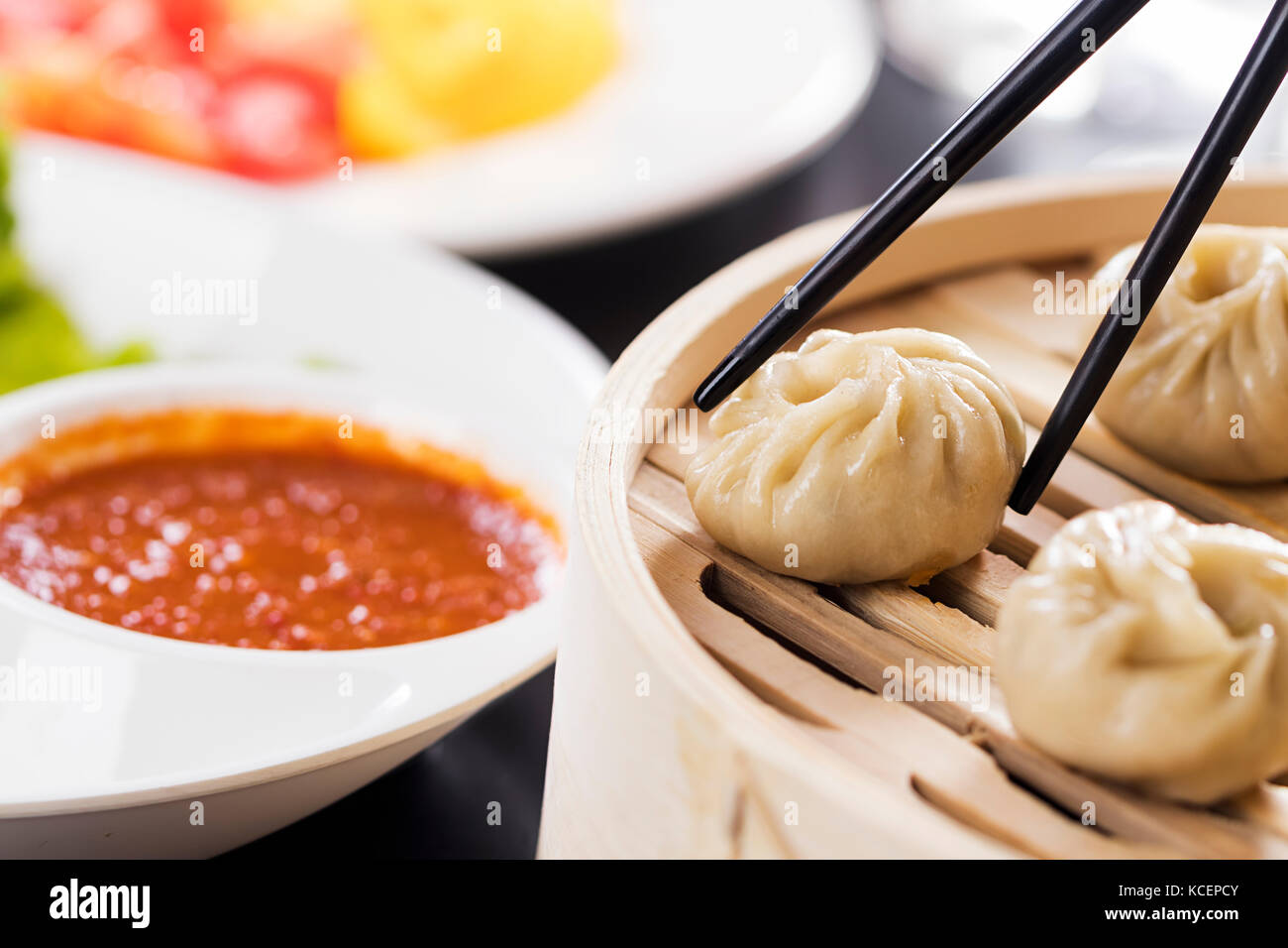 Chinesisches Essen mit Stäbchen Chutney gekocht Küche leckere fast food Hotel momos dienen Stockfoto