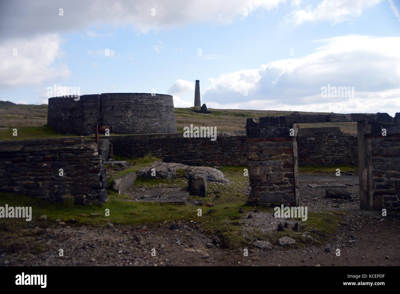 Die hohe Mühle und roch Mühle Schornstein am alten stillgelegten Minen auf der grassington grassington Moor, wharfedale, Yorkshire Dales National Park. Stockfoto