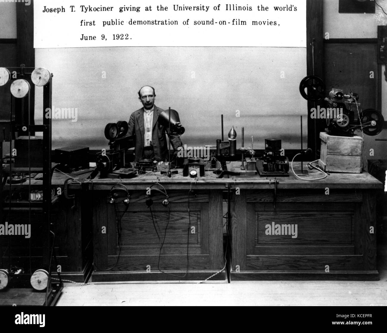 Foto von Joseph Tykoci?ski-Tykociner demonstriert zum ersten Mal einen Film mit einem Soundtrack optisch direkt auf den Film aufgezeichnet. Joseph Tykoci?ski-Tykociner (1877-1969) eine polnische Ingenieur und ein Pionier der Sound-on-Technologie. Vom 20. Jahrhundert Stockfoto