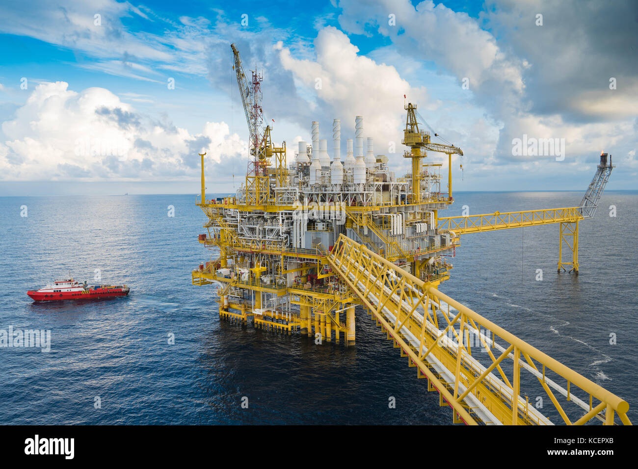 Öl und Gas Central Processing Plattform im Golf von Thailand. Baukran transfer Cargo zum Boot. Stockfoto