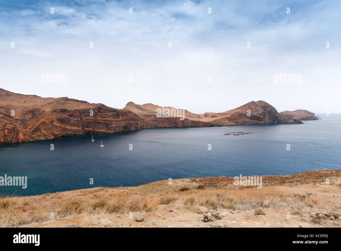 Segelyachten in der Bucht von Ponta de sao laurenco. Küstenlandschaft der Gemeinde machico in der portugiesischen Insel Madeira Stockfoto