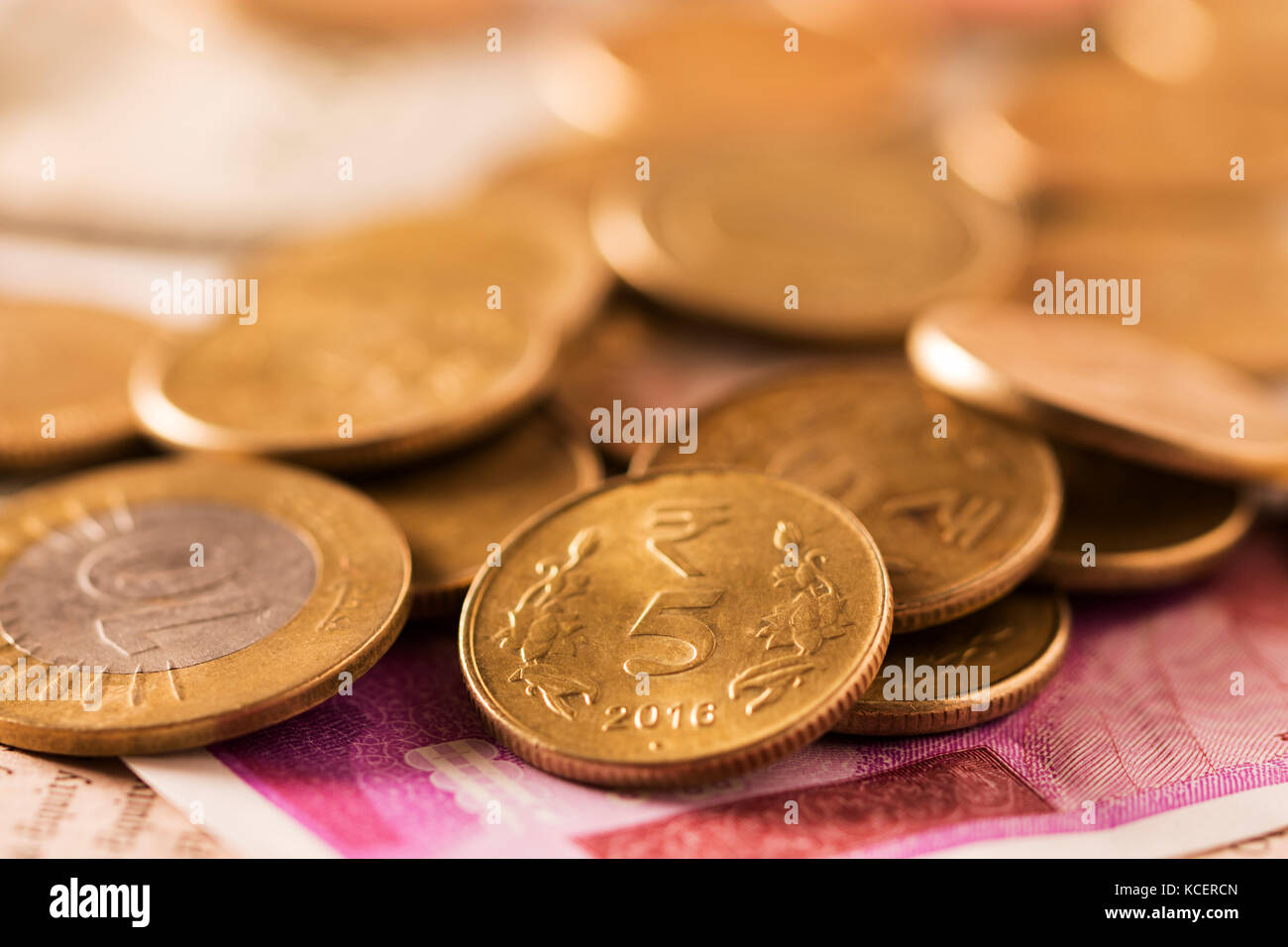 Anordnen von Banking und Finance Münzen Kaution lotterie Geld niemand Notizen Rupien gespart Stockfoto