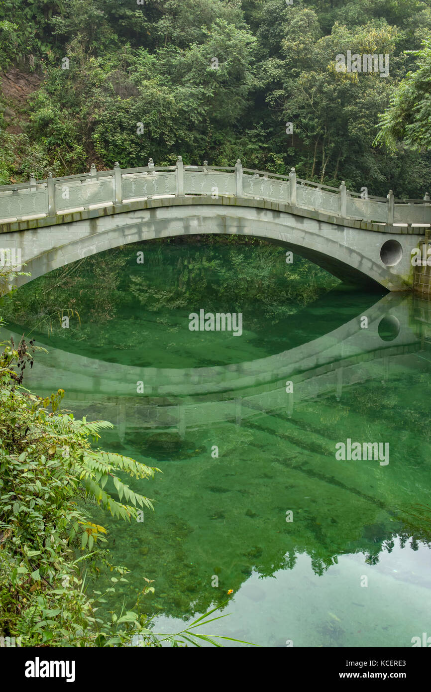 Brücke Reflexionen in der Nähe von wuxiangang, Mount Emei, Sichuan, China Stockfoto
