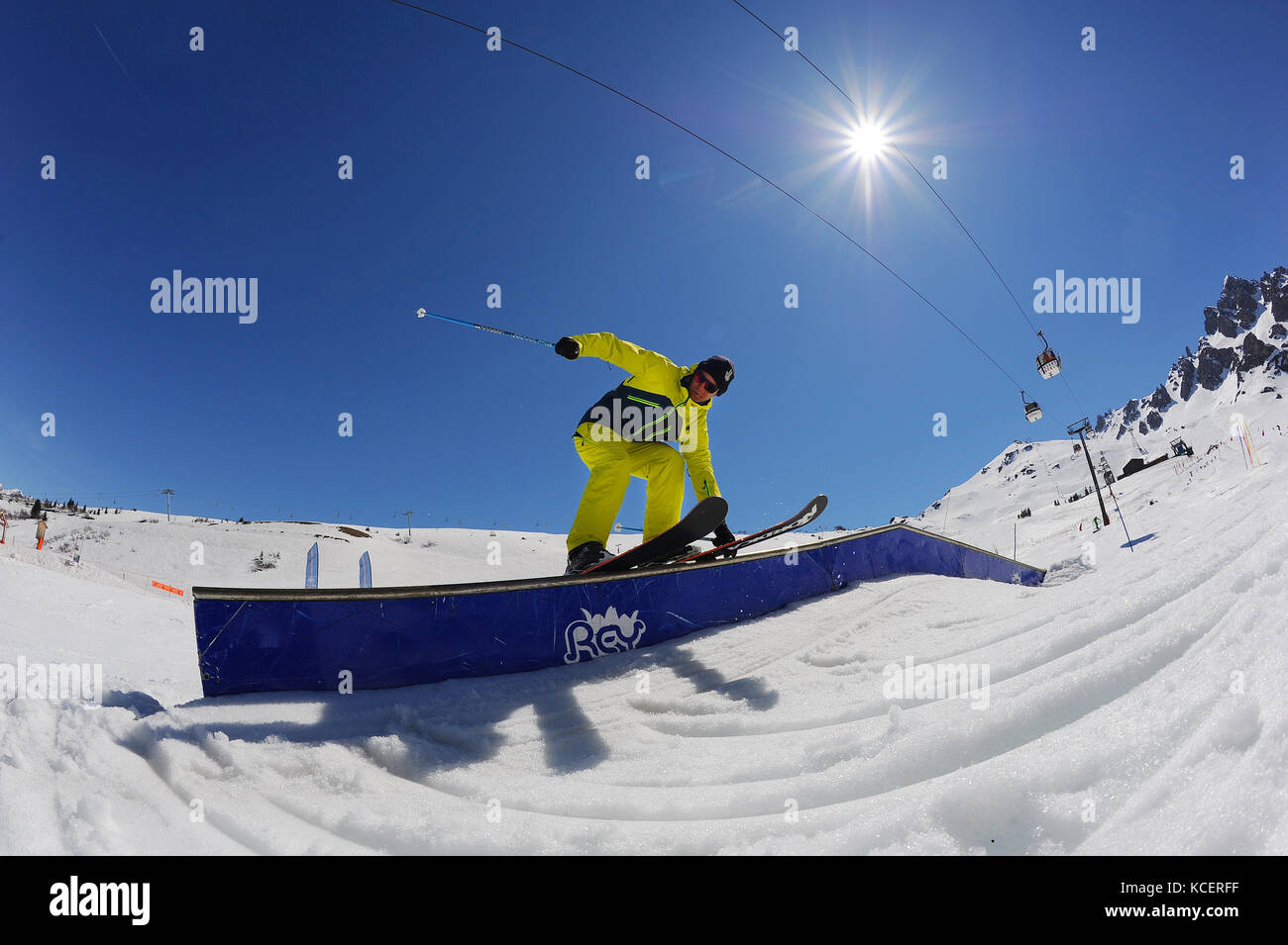 Ein Skifahrer schleift eine Schiene in der Snow Park im französischen Alpine Resort von Courchevel. Stockfoto