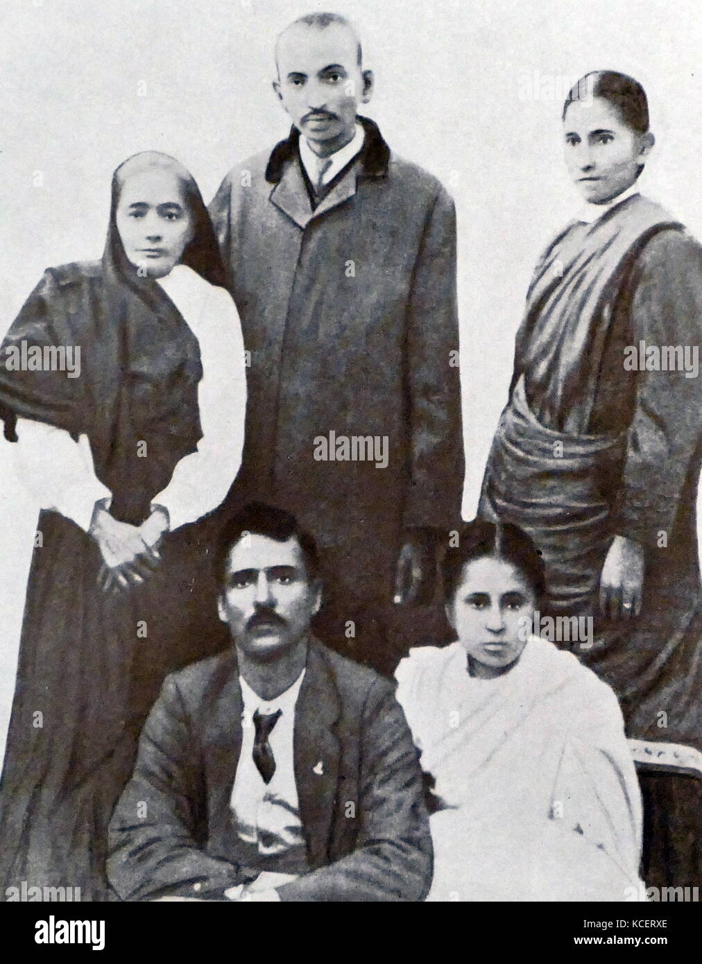 Mohandas Karamchand Gandhi (2. Oktober 1869 - 30. Januar 1948); als Rechtsanwalt in Südafrika. Mit seiner Frau Kasturba 1912 gesehen. Gandhi wurde der überragende Führer der indischen Unabhängigkeitsbewegung in Britisch - Indien regiert. Mit gewaltfreien zivilen Ungehorsam, Gandhi führte Indien in die Unabhängigkeit und inspirierte Bewegungen für Bürgerrechte und Freiheit in der ganzen Welt. Stockfoto