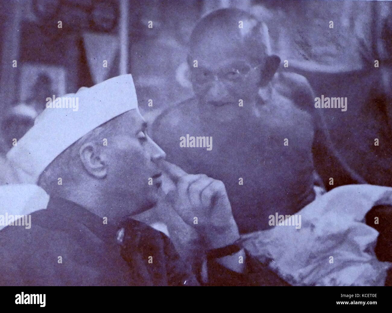 Mohandas Karamchand Gandhi und Jawaharlal Nehru 1945. Gandhi (2. Oktober 1869 - 30. Januar 1948), war der überragende Führer der indischen Unabhängigkeitsbewegung in Britisch - Indien regiert. Jawaharlal Nehru (1889-1964) war der erste Premierminister von Indien Stockfoto