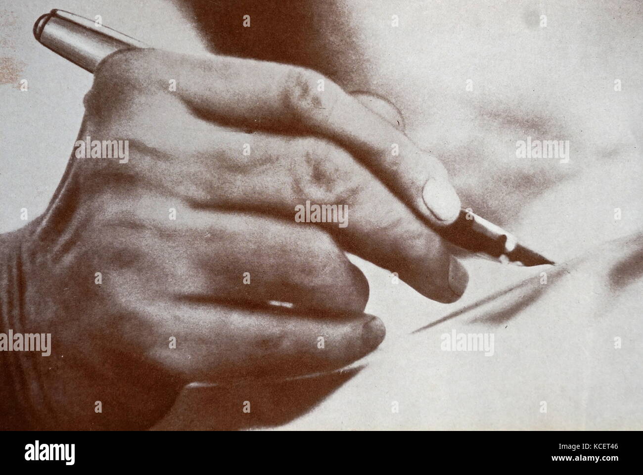 Einen Stift in die Hand von Mohandas Karamchand Gandhi, (2. Oktober 1869 - 30. Januar 1948), war der überragende Führer der indischen Unabhängigkeitsbewegung in Britisch - Indien regiert. Stockfoto