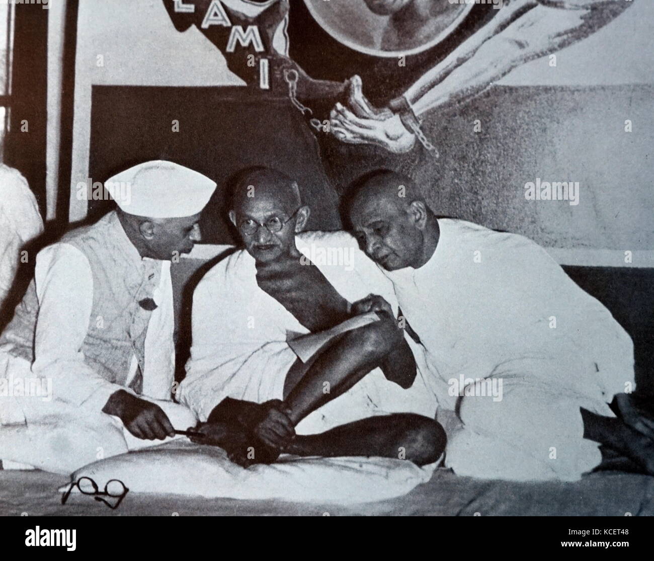 Mohandas Karamchand Gandhi mit Sardar Patel und Jawaharlal Nehru, 1947. Gandhi (2. Oktober 1869 - 30. Januar 1948), war der überragende Führer der indischen Unabhängigkeitsbewegung in Britisch - Indien regiert. Sardar Vallabhbhai Patel (1875 - 1950) war ein indischer Staatsmann, ein Führer der Indian National Congress und ein Gründungsvater der Republik Indien. Er war der erste Innenminister von Indien Stockfoto