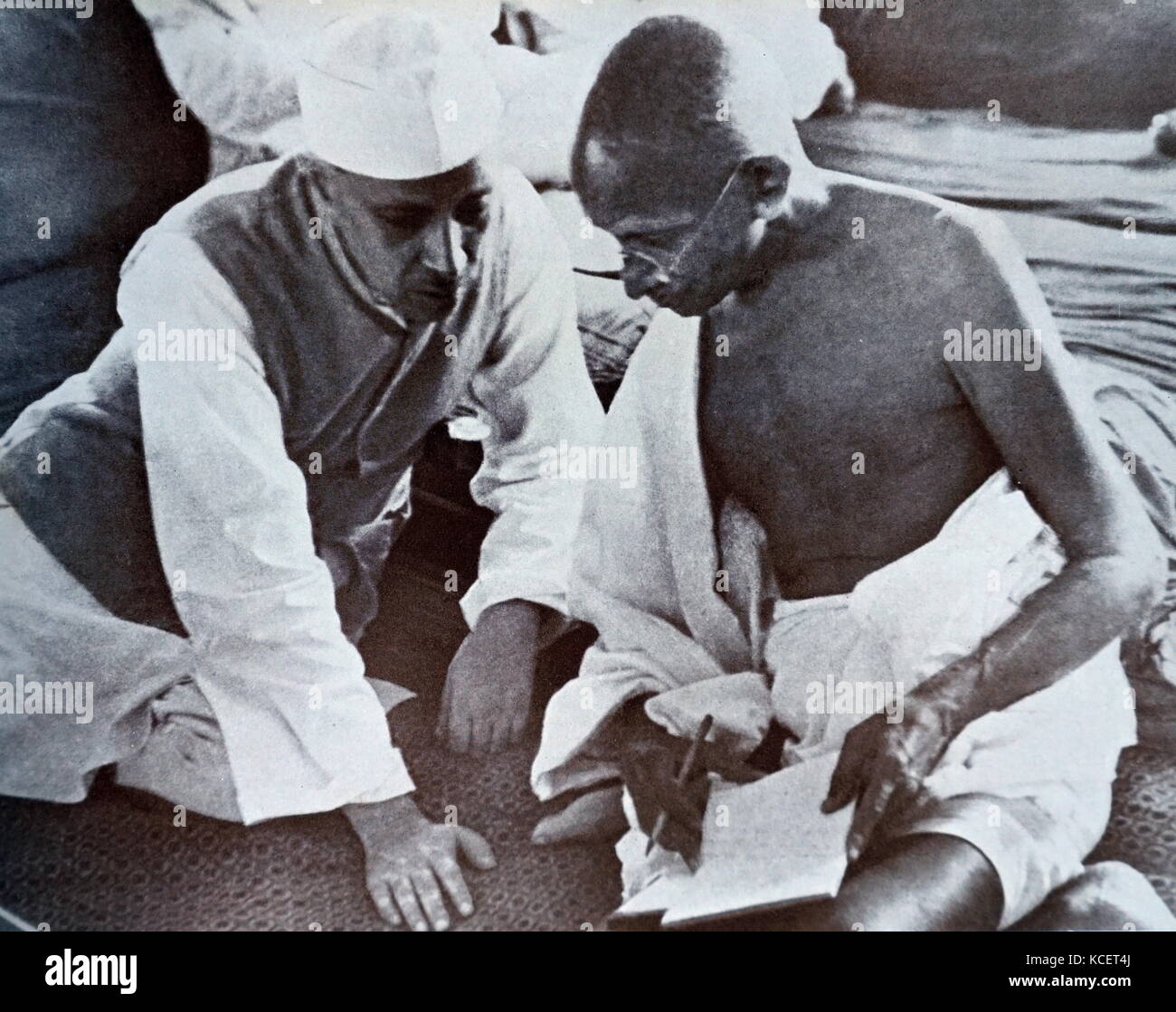 Mohandas Karamchand Gandhi und Jawaharlal Nehru, 1947. Gandhi (2. Oktober 1869 - 30. Januar 1948), war der überragende Führer der indischen Unabhängigkeitsbewegung in Britisch - Indien regiert. Stockfoto